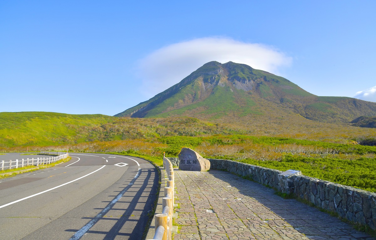 眼の前に雄大にそびえる羅臼岳