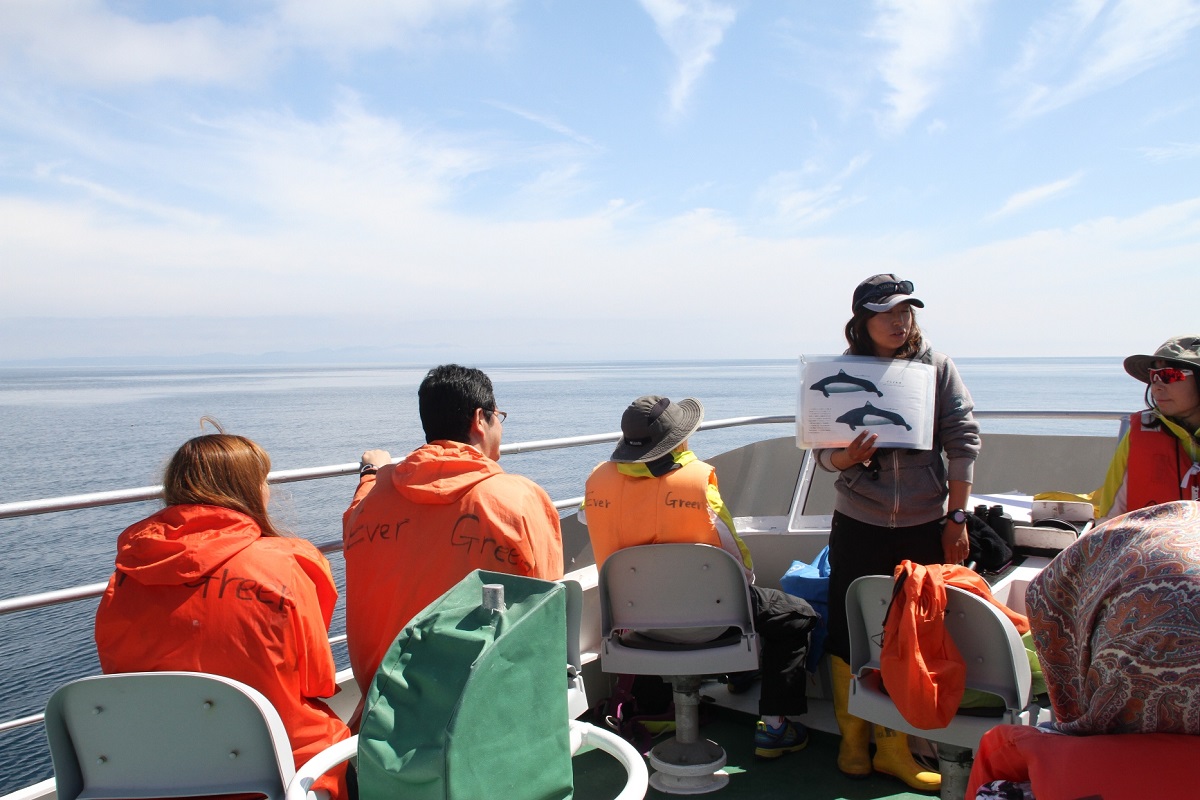 動物たちの生態などを船上でレクチャーしてくれる