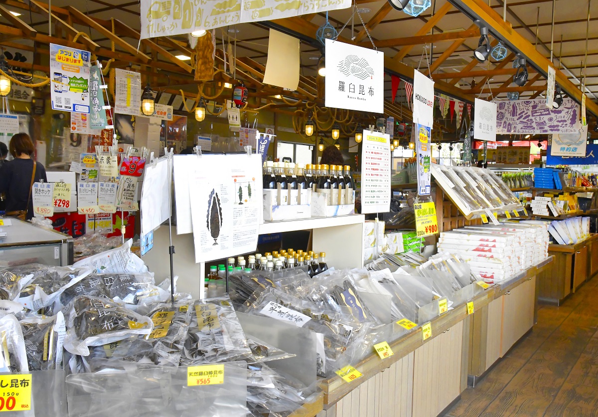 新鮮な羅臼の海の幸がずらりと並ぶ店内