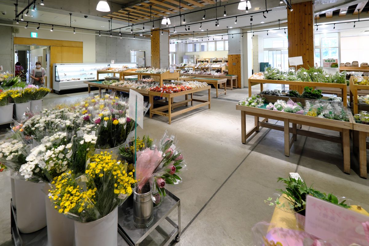 1階の生産者直売所