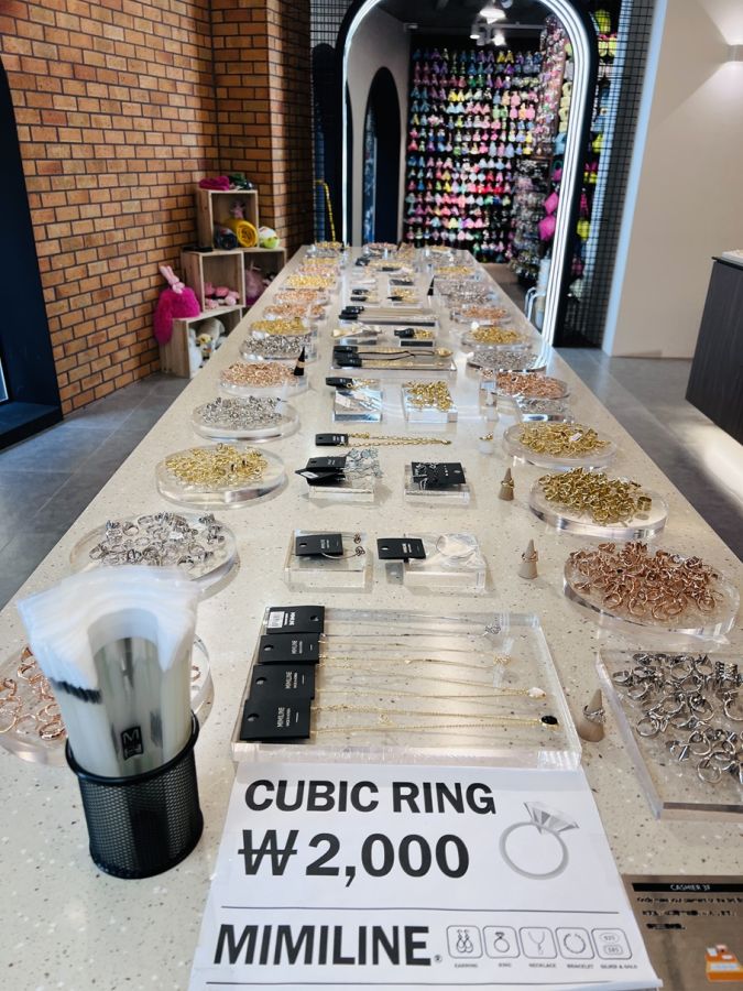 こちらはすべて2000ウォンコーナーで安いだけではなく、素敵なデザインのものも多く、たくさんのお客さんから人気なんだとか！