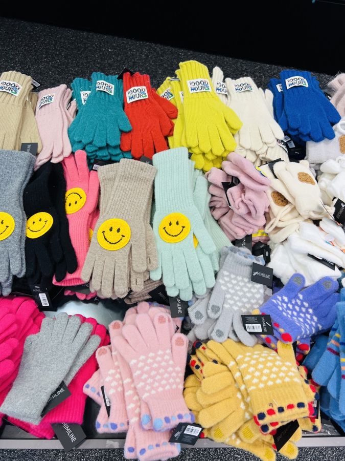 手袋やマフラーといった防寒グッズも豊富！ソウル旅行中に寒さを感じたらこちらでゲットするのも良し！お値段は8000ウォンから15000ウォンくらいとなっています。