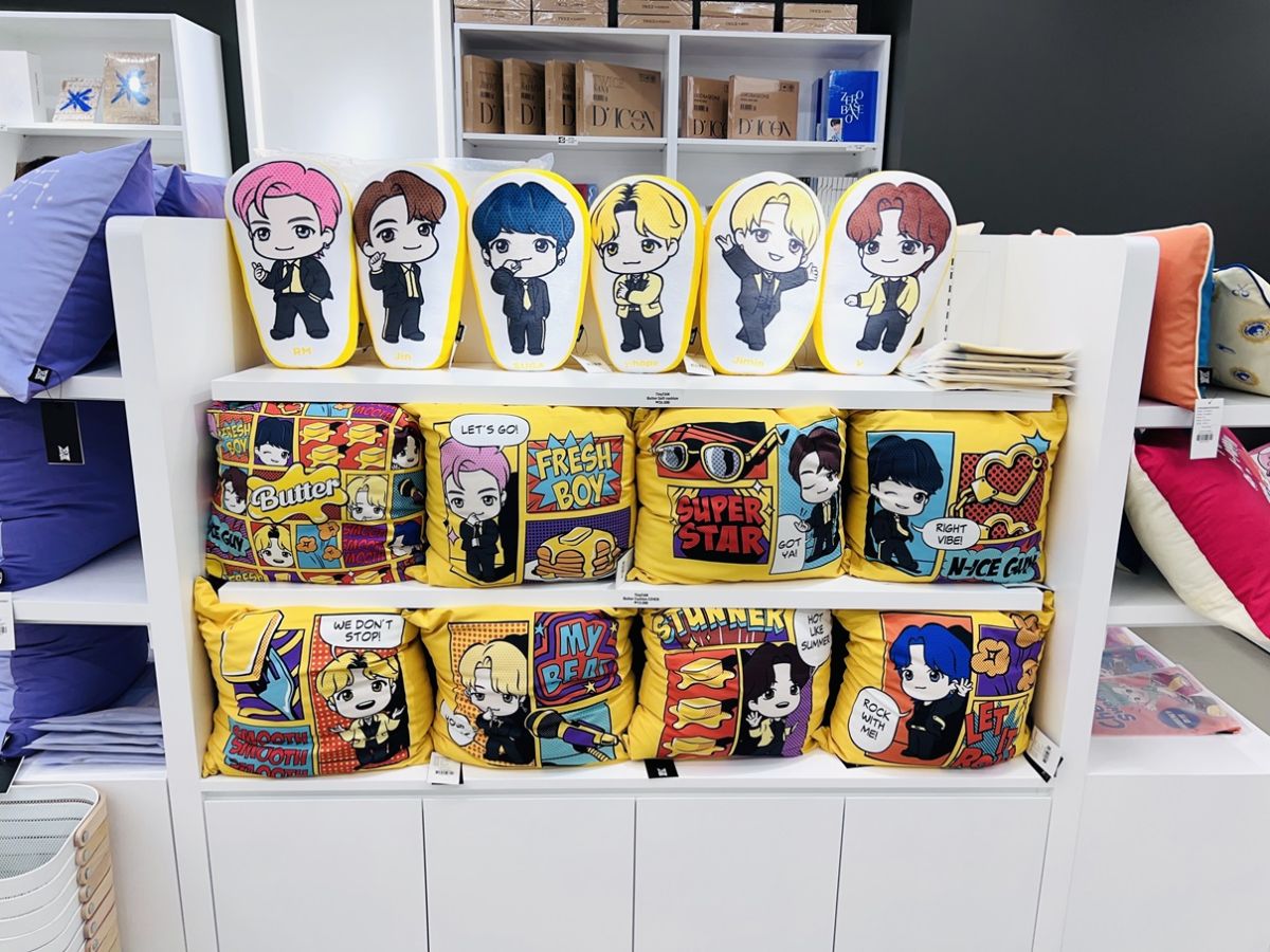 こちらBTSグッズのクッションもあります。他では買えないレアなグッズもあるということで、ファンは必見です！