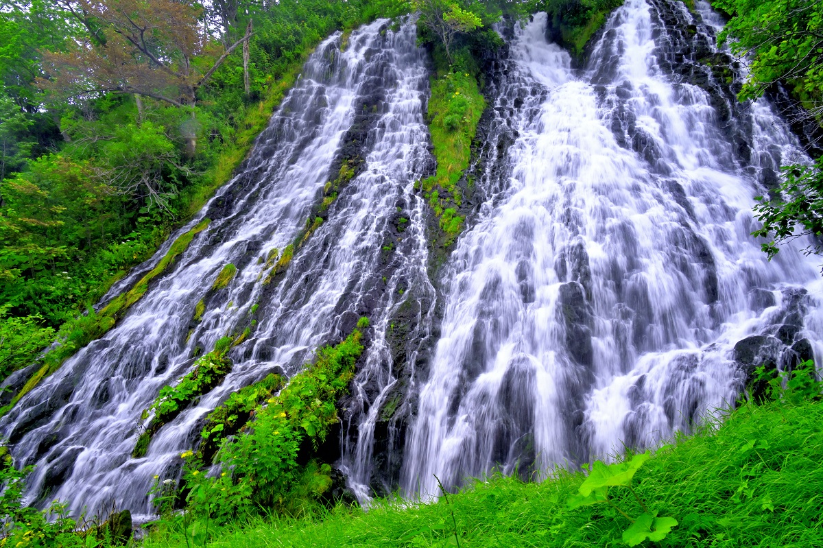 岩肌を勢いよく水が流れ落ちる知床半島最大の滝