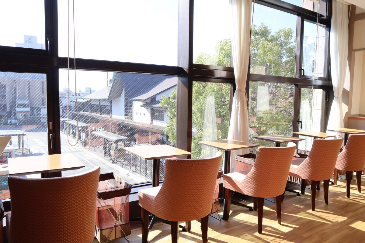 カウンター席から鎌倉駅を見下ろせる