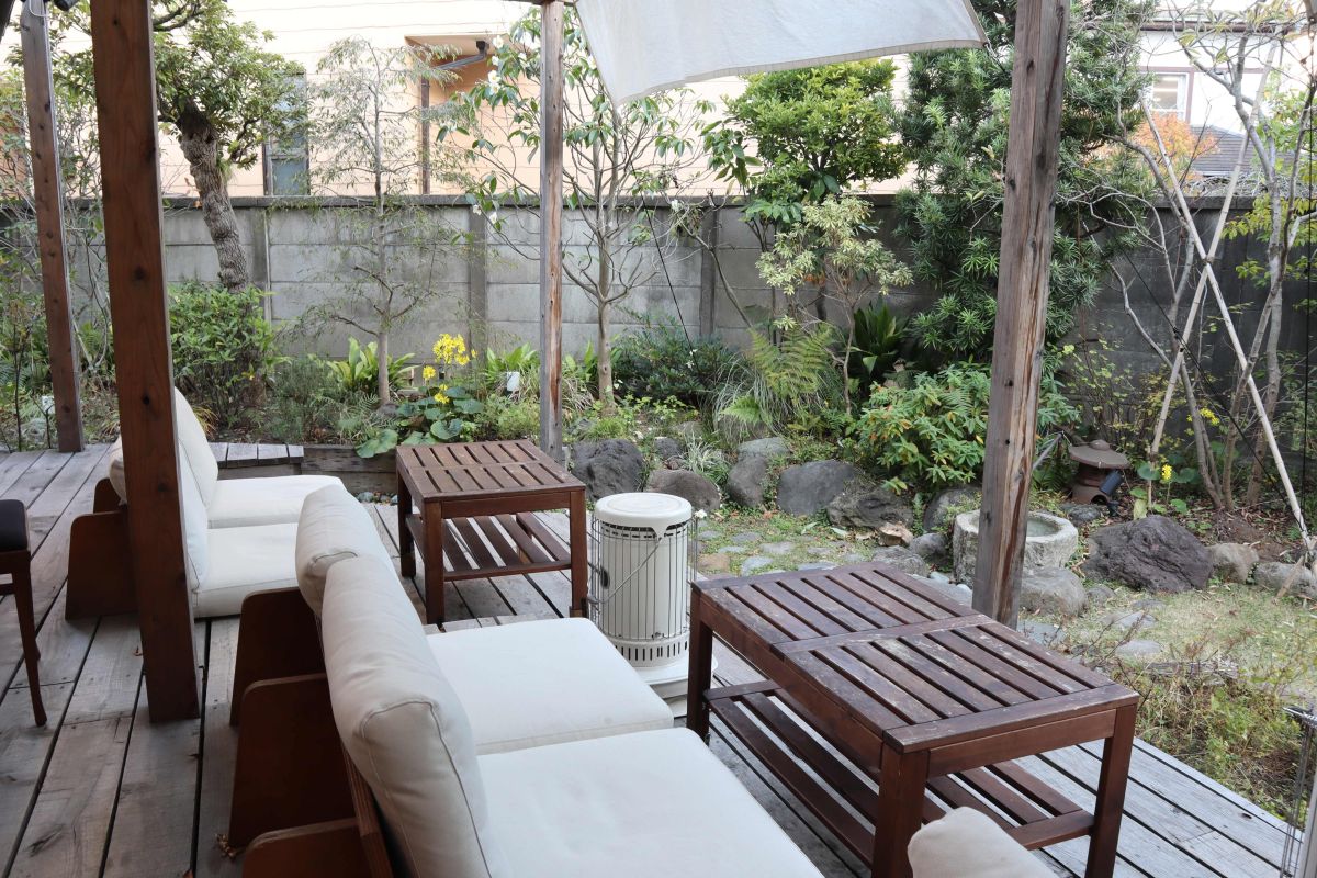 2人がけのソファ席が3つ並ぶ