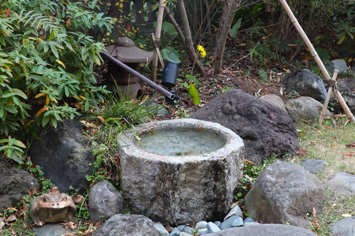 水鉢や灯ろうは元からあったもの