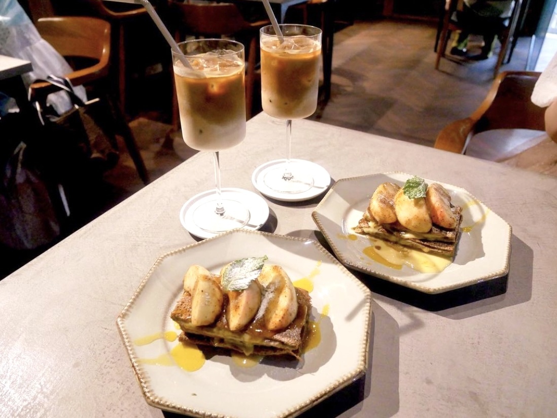 「紅茶香る桃のガレット」1430円、「カフェラテ」660円