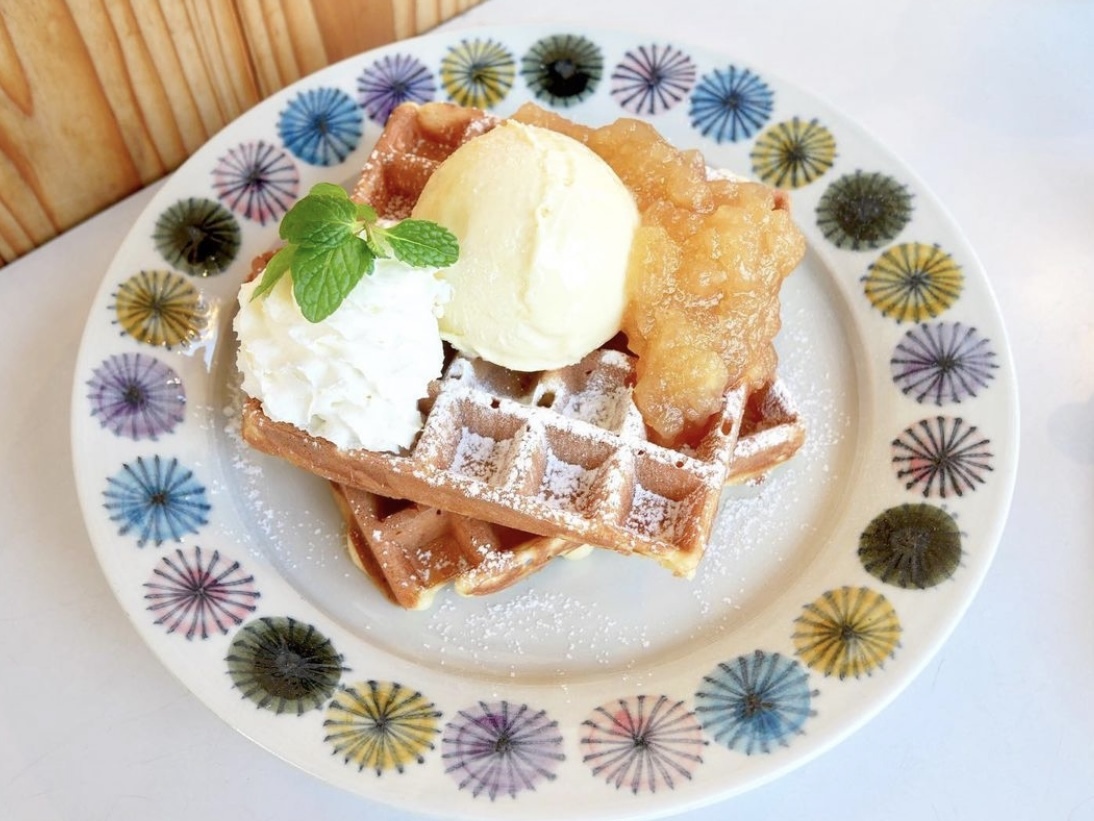 「ワッフル アイス＆自家製フルーツソース」ダブル 880円