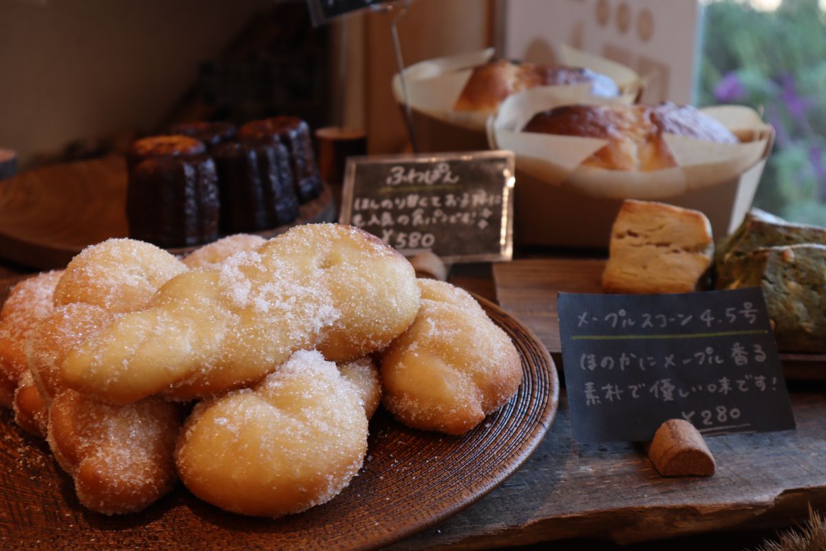 ねじりパン250円(左)