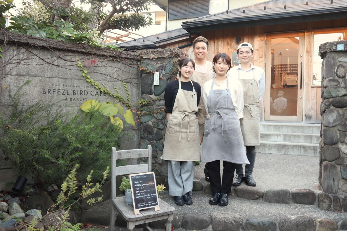 シェフの片岡聖斗さん(後列左)