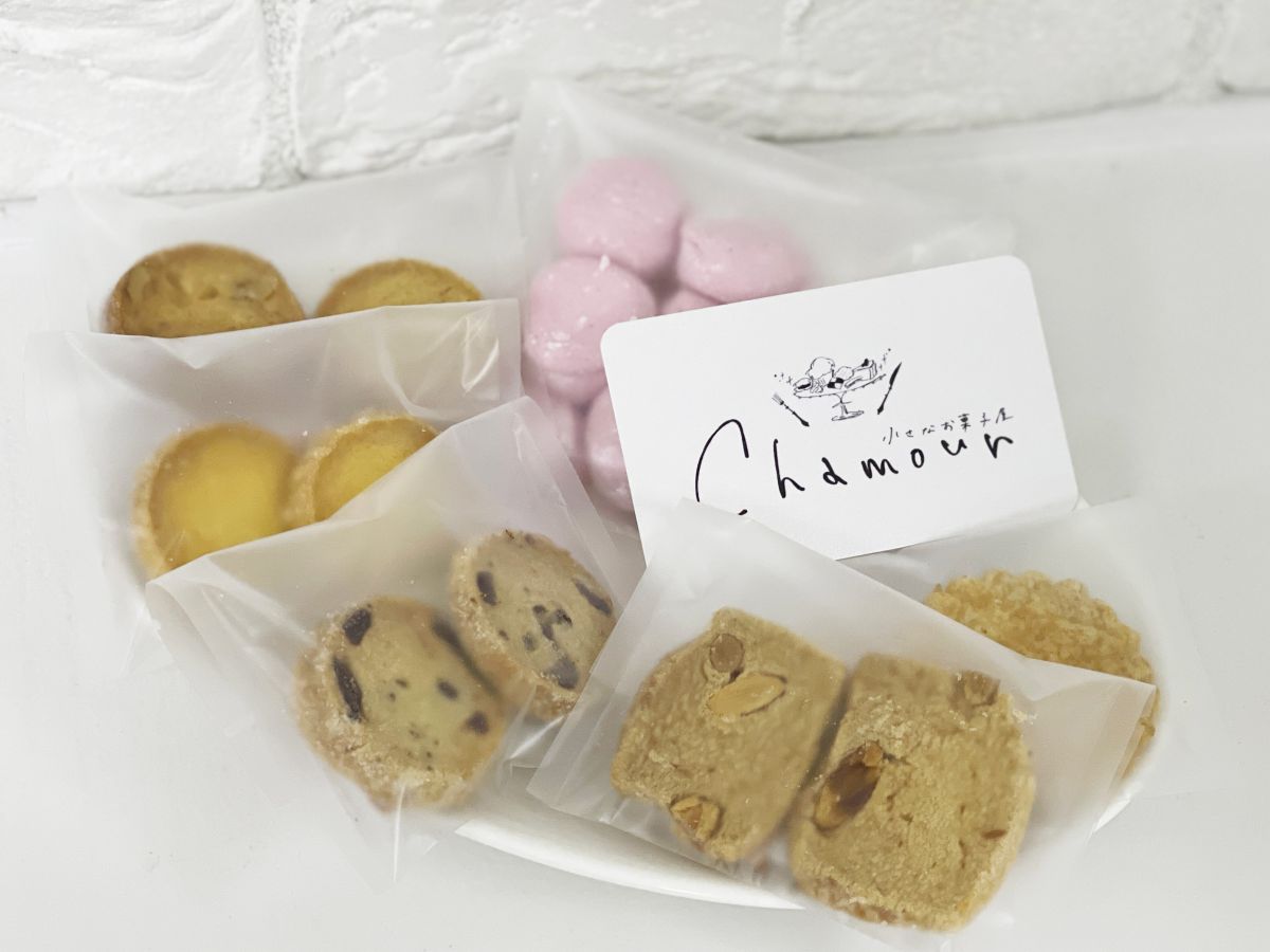 （奥から時計回り）「ギモーヴ フランボワーズ」297円、「サブレ セごま」149円、「サブレ アーモンド」186円、「サブレ チョコチップ」149円、「サブレ バニラ」149円、「サブレ メープル」149円