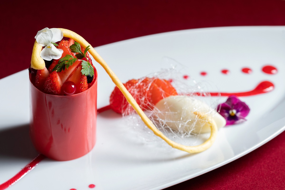 グランデセール「Rouge~いちごのティラミス ミルクアイスクリーム添え~」