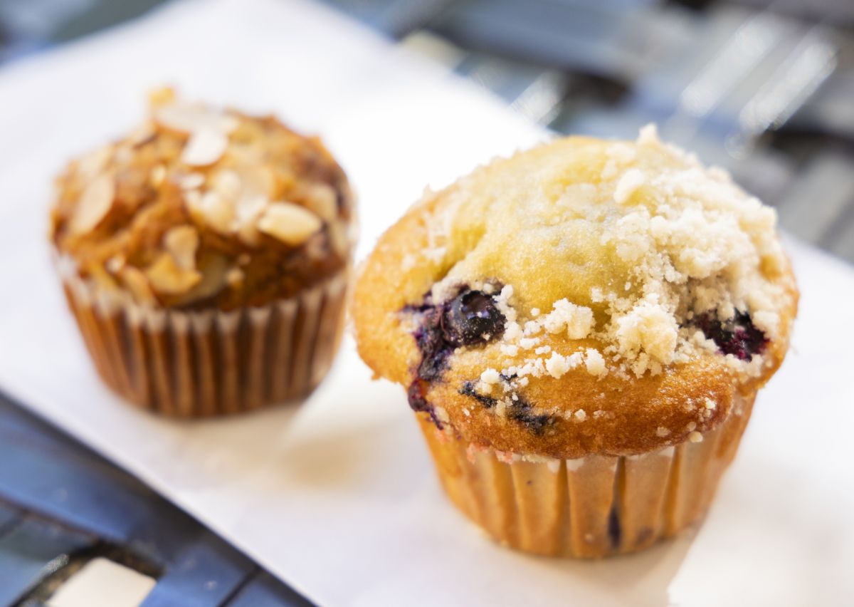 左から：バナナ・ナッツ・マフィン、ブルーベリー・マフィン 各$4.50