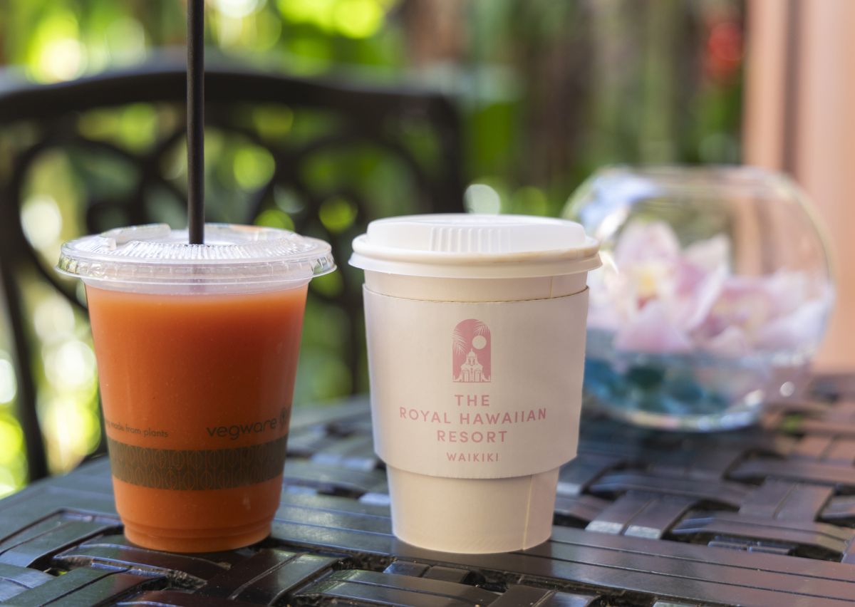 左から：フレッシュ・グアバジュース $6、ロイヤルハワイアン・ラテ（スモール）$6.50