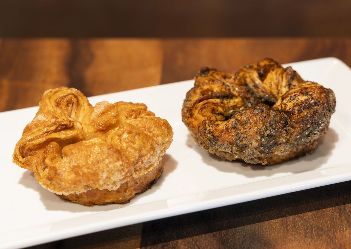 左から：クラシック・クイニーアマン $6.75、ブラックセサミ・クイニーアマン $7.25