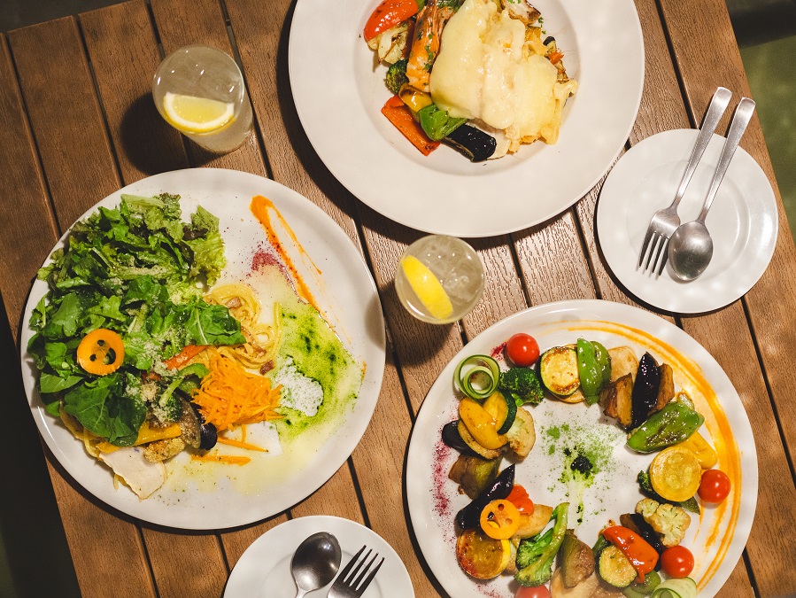 （上から時計回りに）「天使海老ガーリックバターソテーと旬野菜」1800円、「ハナファームキッチンサラダ」1500円、「ハナファームキッチンパスタ」1500円