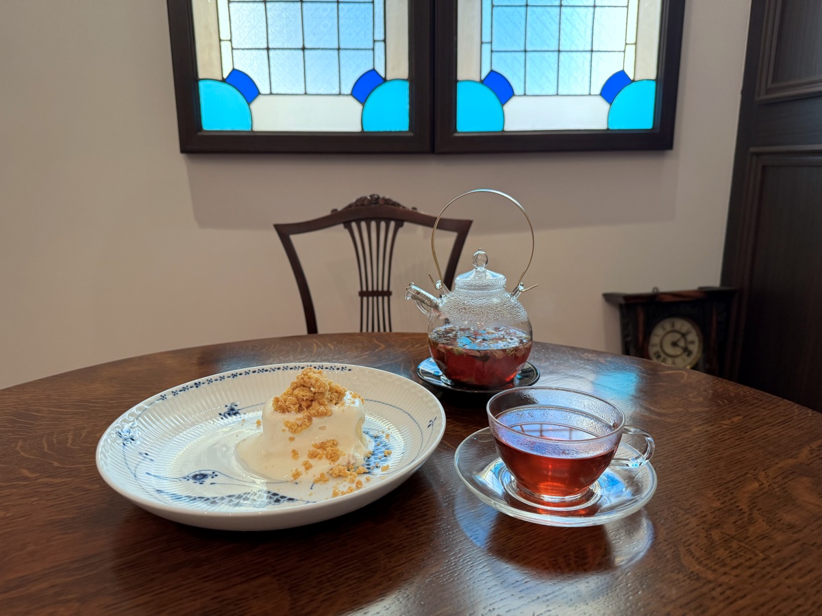 （左から）「チーズケーキ」1000円、ハーブティー「ビューティースパイシー」2000円（デザートセットの場合は－300円）