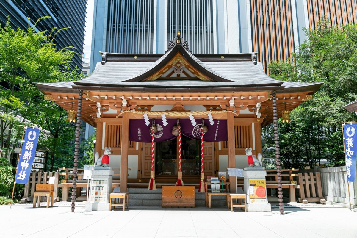 主祭神は五穀豊穣の「倉稲魂命（うかのみたまのみこと）」