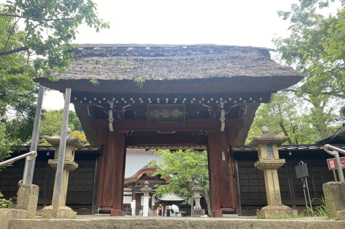 茅葺屋根の山門を通り本堂へ