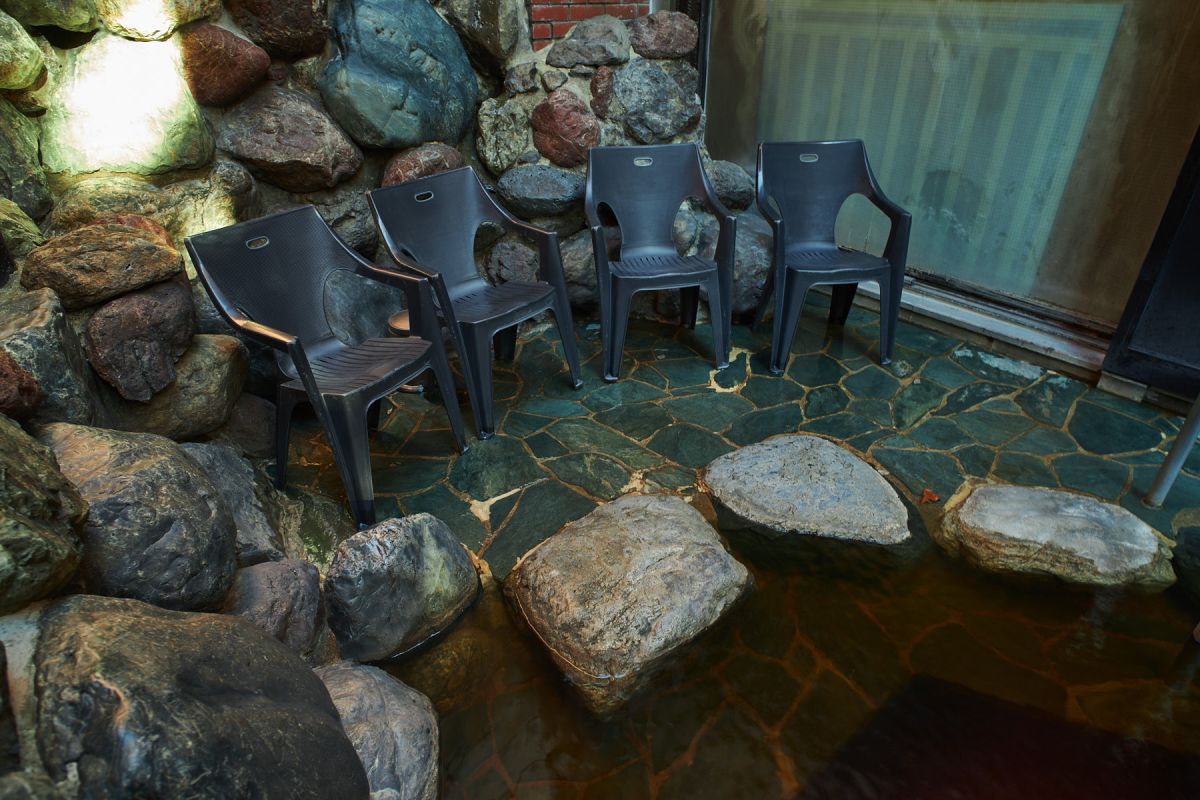 露天風呂の一部が外気浴スペースに