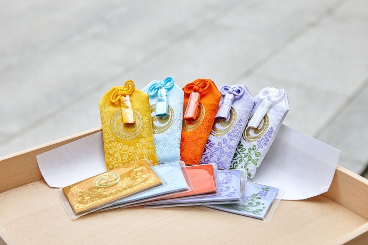 「八方除幸運（はっぽうよけしあわせ）を呼ぶお守り」初穂料1000円（写真提供：寒川神社）