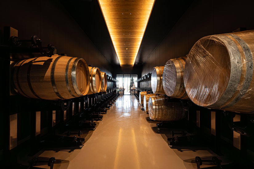 ラグジュアリーな設えの樽庫は、施設の見学ツアーで入ることができます