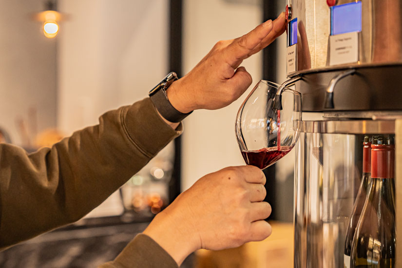 カード式のワインサーバー。カウンターではソフトドリンクやナッツなどのおつまみも販売されています