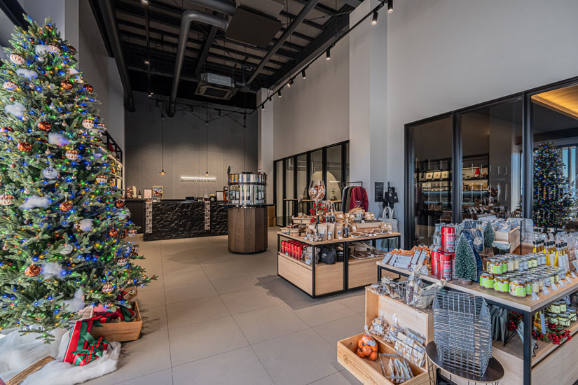 ワイナリー・ショップ棟のデザインは「大地」がテーマ。シーズンごと変わる飾り付けにも注目です