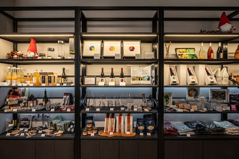 写真中央に並ぶワインが、100%自社栽培のブドウを使用したファーストヴィンテージ。「Blanc」「Rosé」「Rouge」の3種類