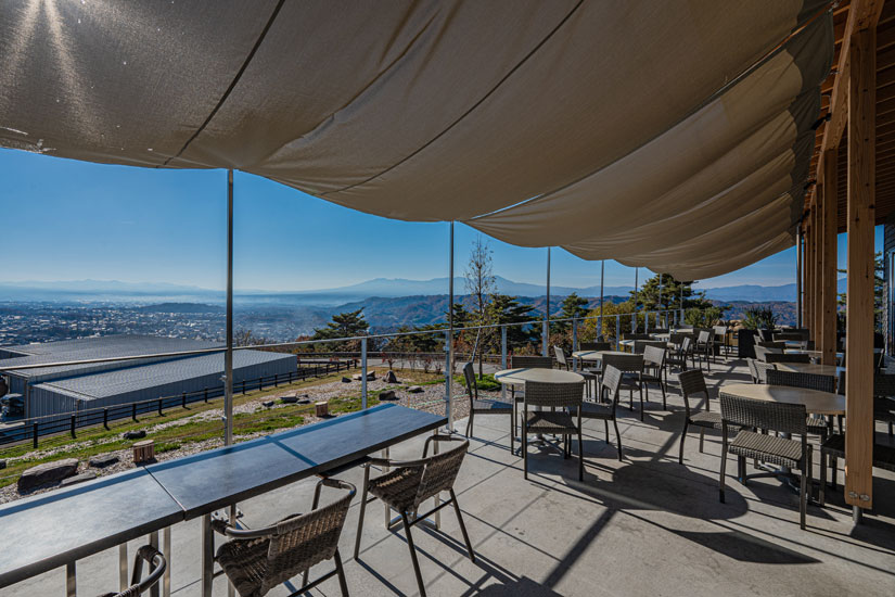 人気のテラス席から八ヶ岳や小諸市の街並みを一望。夜景もおすすめです