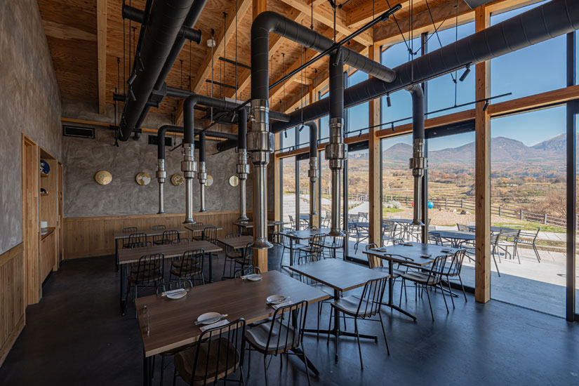 KOMOJINは、シックな装いに浅間山を望む大きな窓が印象的です