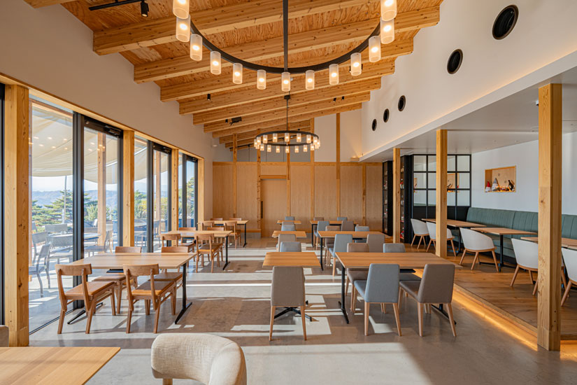 開放感あふれる明るいイタリアンレストラン。奥には個室と専用テラスもあり、予約をすると最大10名ほどまで利用できます