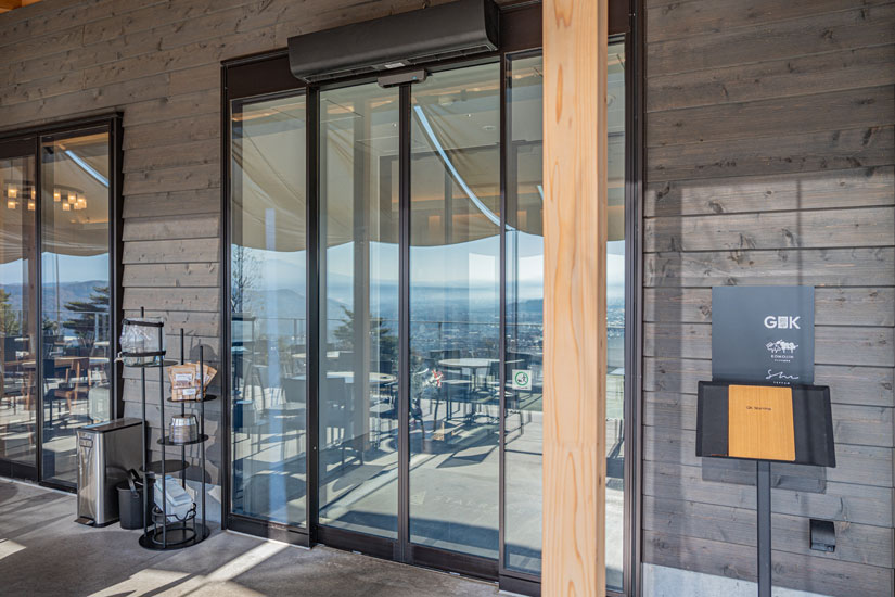 店の入り口にはペットシーツや水の用意と、ちょっとしたおやつの販売が