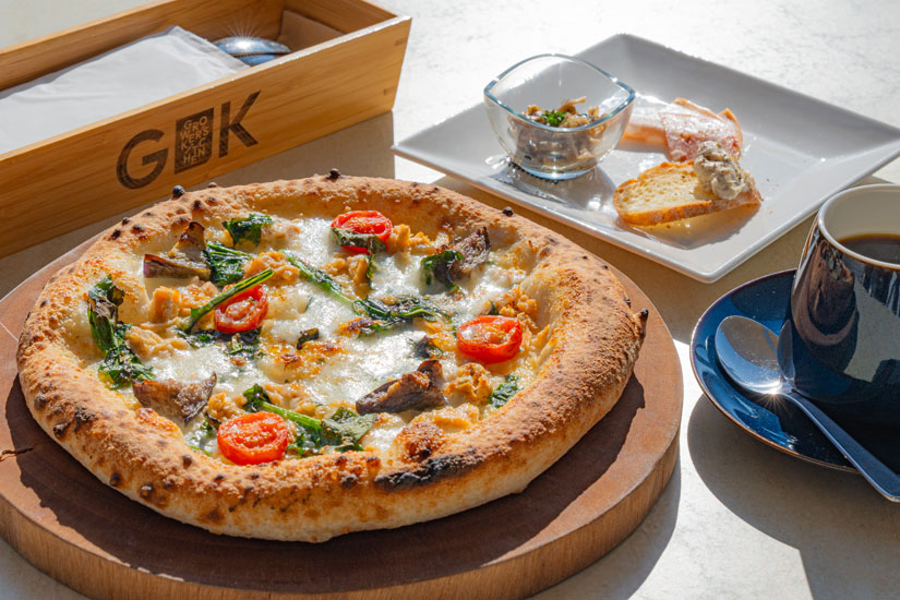 秋鮭と信州白みそのビアンカ1800円。ランチは前菜とドリンクがセット