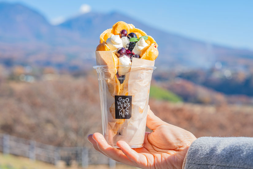 カフェで人気のバブルワッフルブルーベリー1200円。カップでテイクアウトもできます