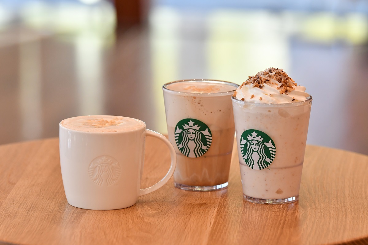 写真右より、「和三蜜 アーモンドミルク フラペチーノ®」 Tall 678円（持ち帰り）／690円（店内利用）、「アイス 和三蜜 ムース フォーム アーモンドミルク ラテ」Tall 537円（持ち帰り）／590円 （店内利用）、「和三蜜 ムース フォーム アーモンドミルク ラテ」Tall 537円 （持ち帰り）／ 590円 （店内利用）※いずれもアーモンドミルクと乳を使用