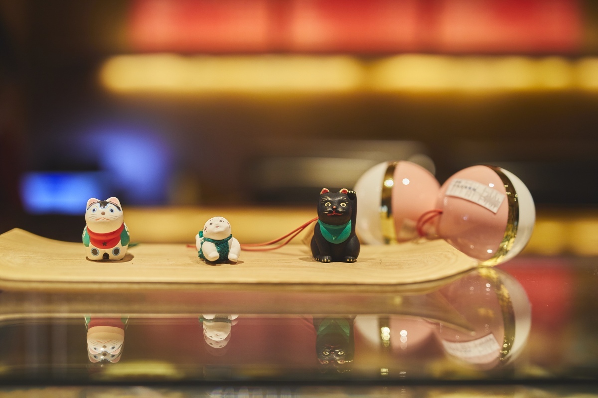 左から「縁起物チャーム駒犬土鈴」、「御所人形チャーム這児」、「縁起物チャーム招き猫クロ」各2530円