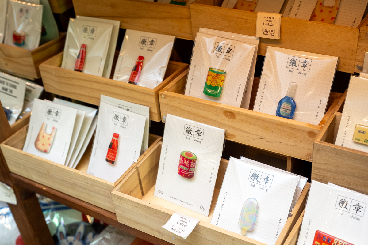 オリジナルのピアス。ペア（2つ）でS$11.90