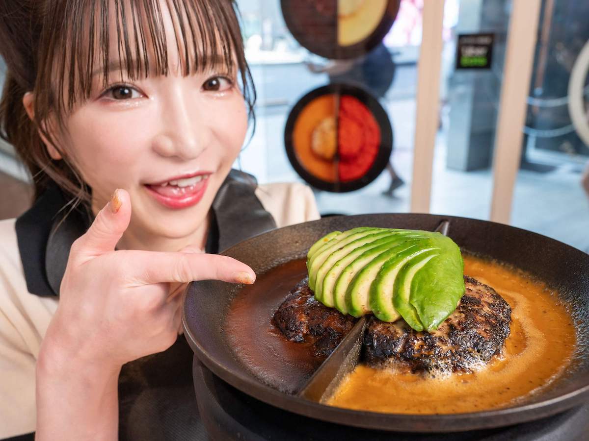 「ハンバーグ150g セット」1480 円＋トッピング「アボカド」250円 ※ライス、付け合わせ（ブロッコリー&ポテト）付き。ソースは写真左から「デミグラス」と「ペッパー」