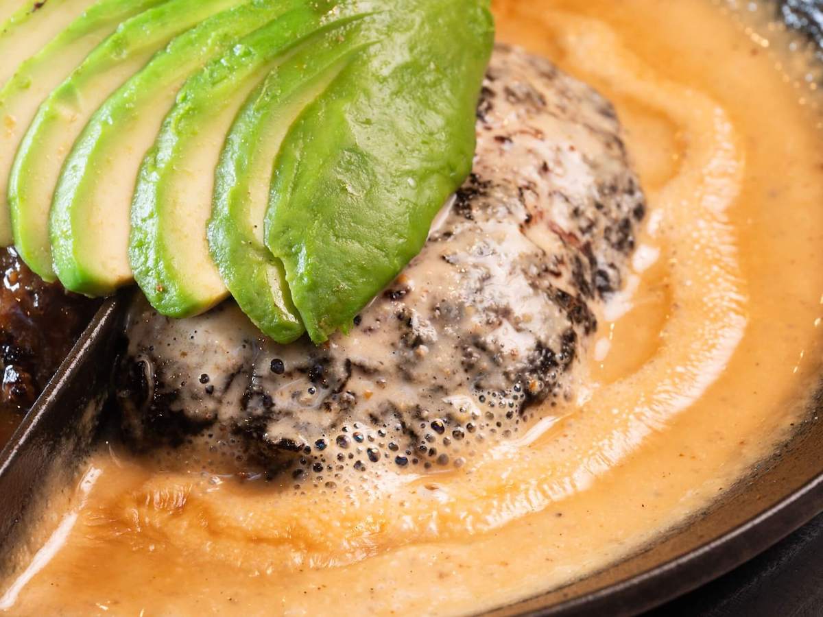 ペッパーソースをアップにすると、黒コショウとナッツのつぶつぶがよく分かる！