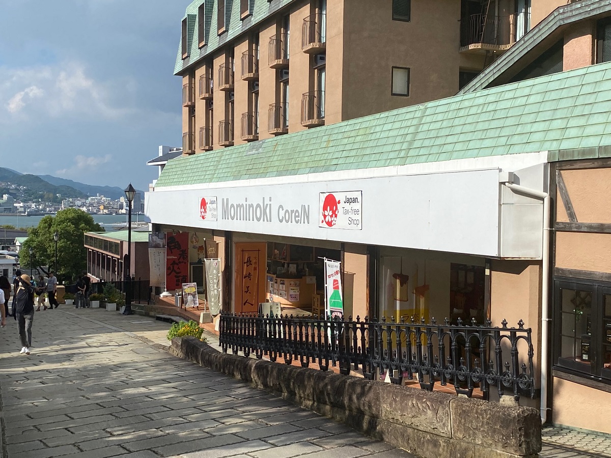 店の外には坂の多い長崎らしい景色が広がります