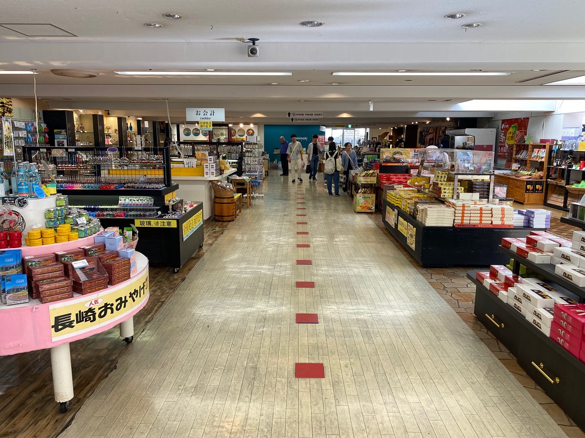 長崎のありとあらゆるおみやげが揃う広い店内