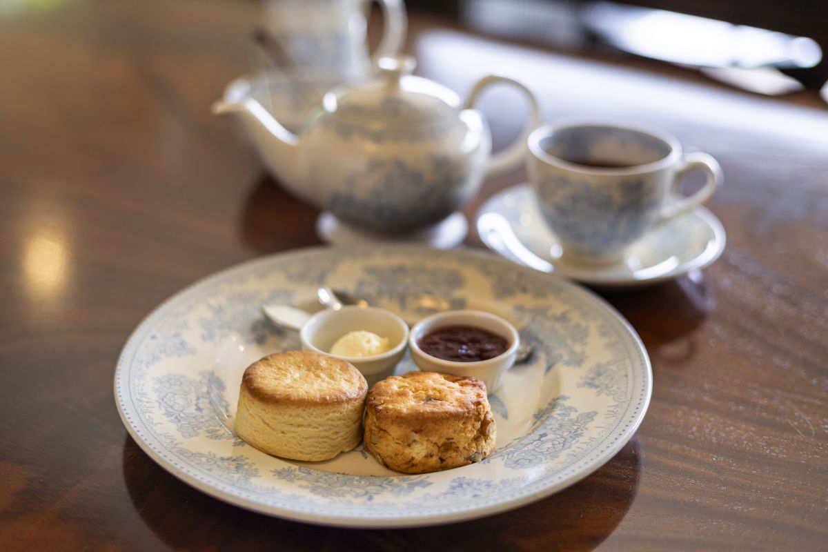 スコーンにぴったりなジャムとクロテッドクリームを添えて