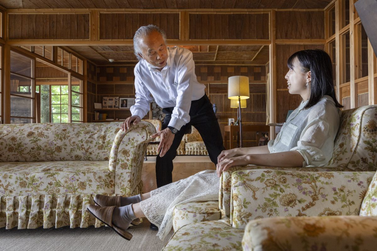 湖畔を臨む椅子はゆったりめ