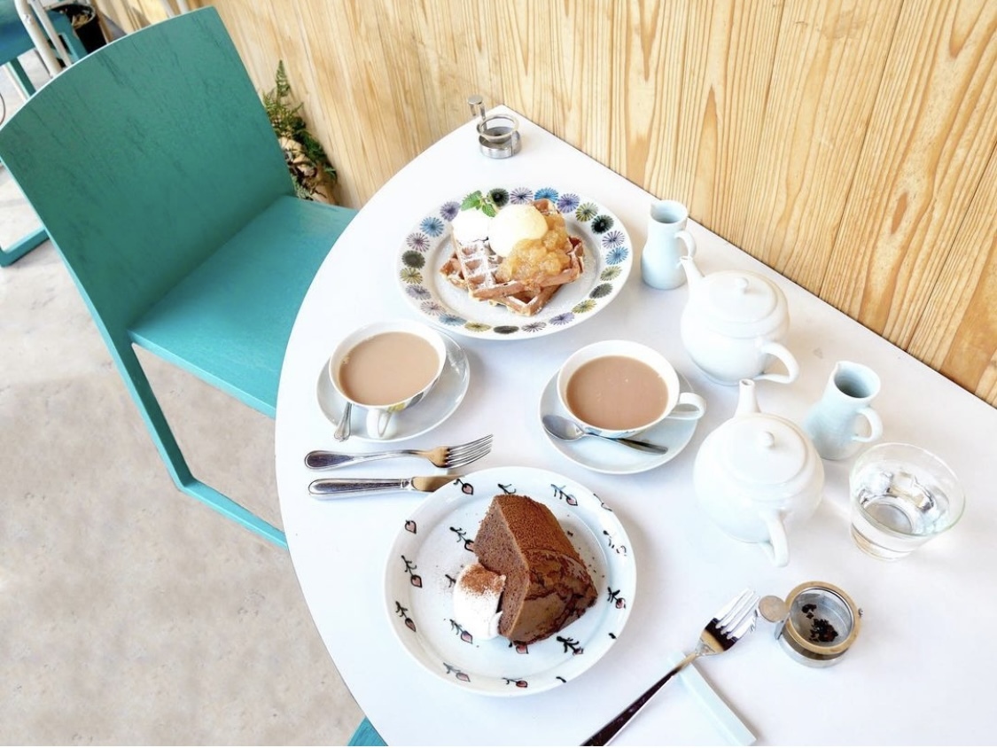 （奥から）「ワッフル アイス＆自家製フルーツソース」ダブル 880円、「紅茶」500円〜、「ケーキ類」450円〜