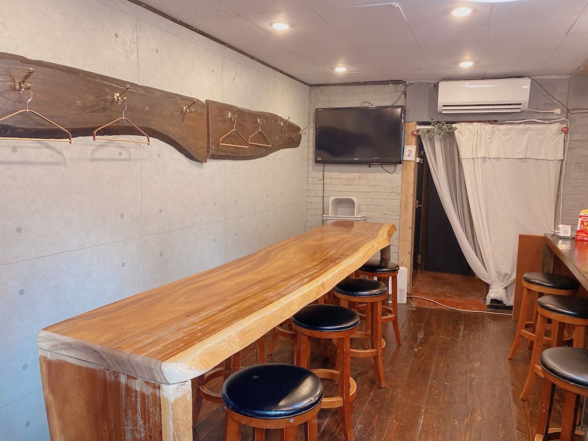 1枚板のテーブル席