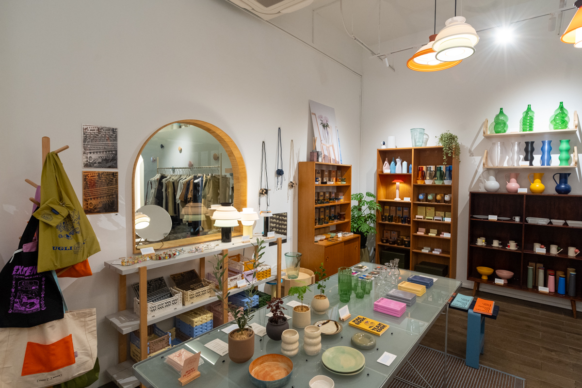 写真奥の棚と手前のテーブルが「ストゥーディオ・ヨノ」、鏡の前の棚が「トリガー・ハッピー」 