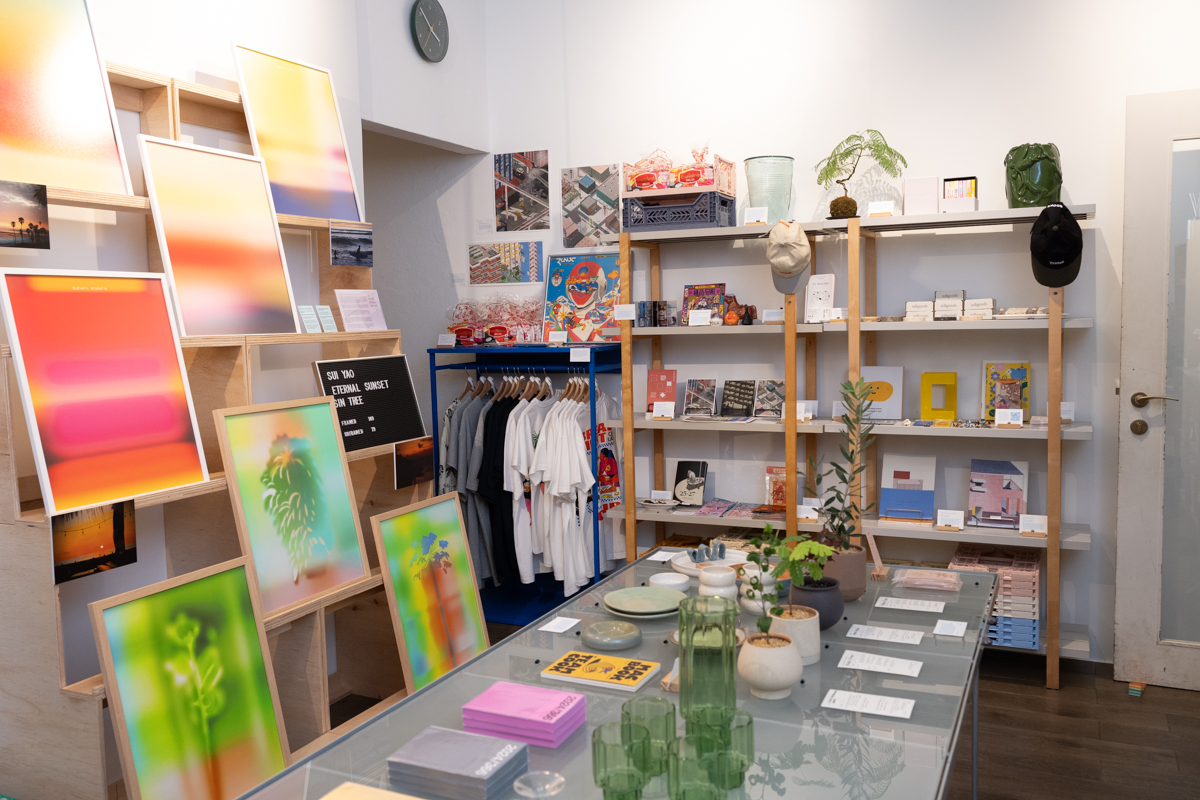 写真奥の棚が「アアアア・ハウス」、手前が「ストゥーディオ・ヨノ」