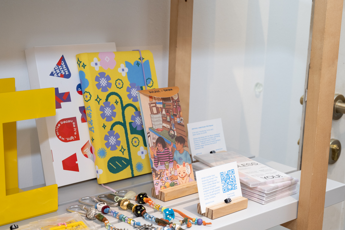 「アアアア・ハウス」がカバーをデザインしたスケジュール帳S$60（ 奥・黄色）